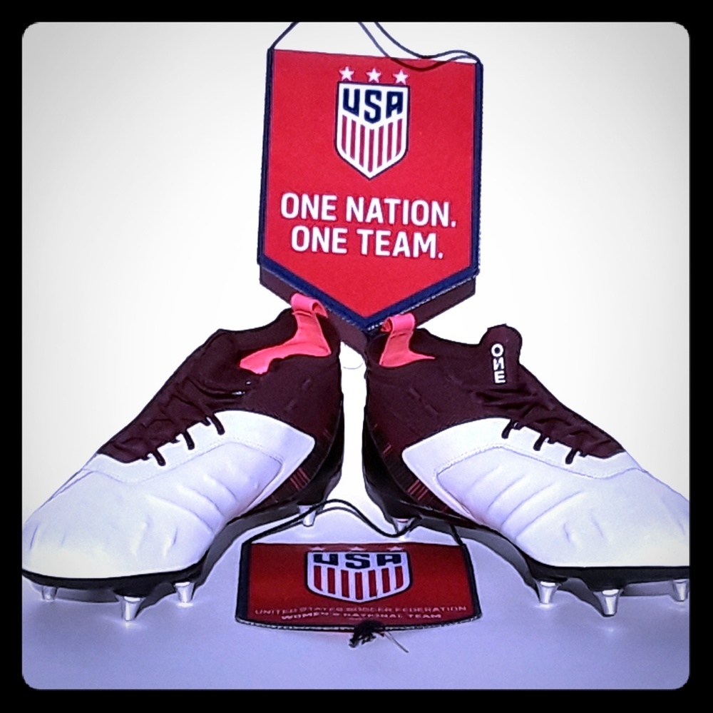 PUMA,collectors item.WOMAN SOCCER WORLD CHAMPIONS